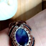 Manchette en macramé avec améthyste naturelle, fil noir, marron et taupe, perles laiton