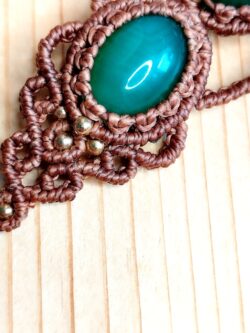 Sautoir artisanal en macramé marron avec deux agates vertes et perles laiton