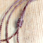 Sautoir artisanal en macramé marron avec deux agates vertes et perles laiton