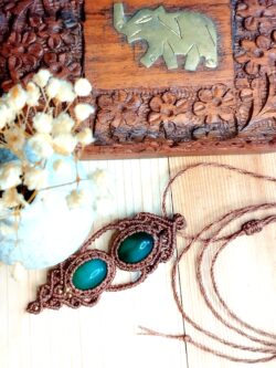 Sautoir artisanal en macramé marron avec deux agates vertes et perles laiton