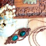 Sautoir artisanal en macramé marron avec deux agates vertes et perles laiton