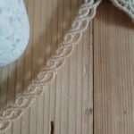 Ras de cou bohème en macramé beige avec pierre quartz rose et perles laiton