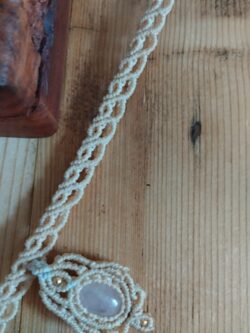 Ras de cou bohème en macramé beige avec pierre quartz rose et perles laiton