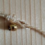 Ras de cou bohème en macramé beige avec pierre quartz rose et perles laiton