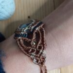 Manchette en macramé avec améthyste naturelle, fil noir, marron et taupe, perles laiton