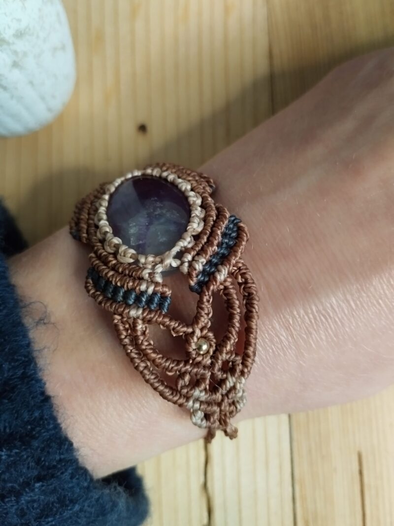 Manchette en macramé avec améthyste naturelle, fil noir, marron et taupe, perles laiton