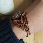 Manchette en macramé avec améthyste naturelle, fil noir, marron et taupe, perles laiton