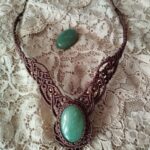 Collier dentelles en macramé marron foncé avec aventurine verte et perles laiton