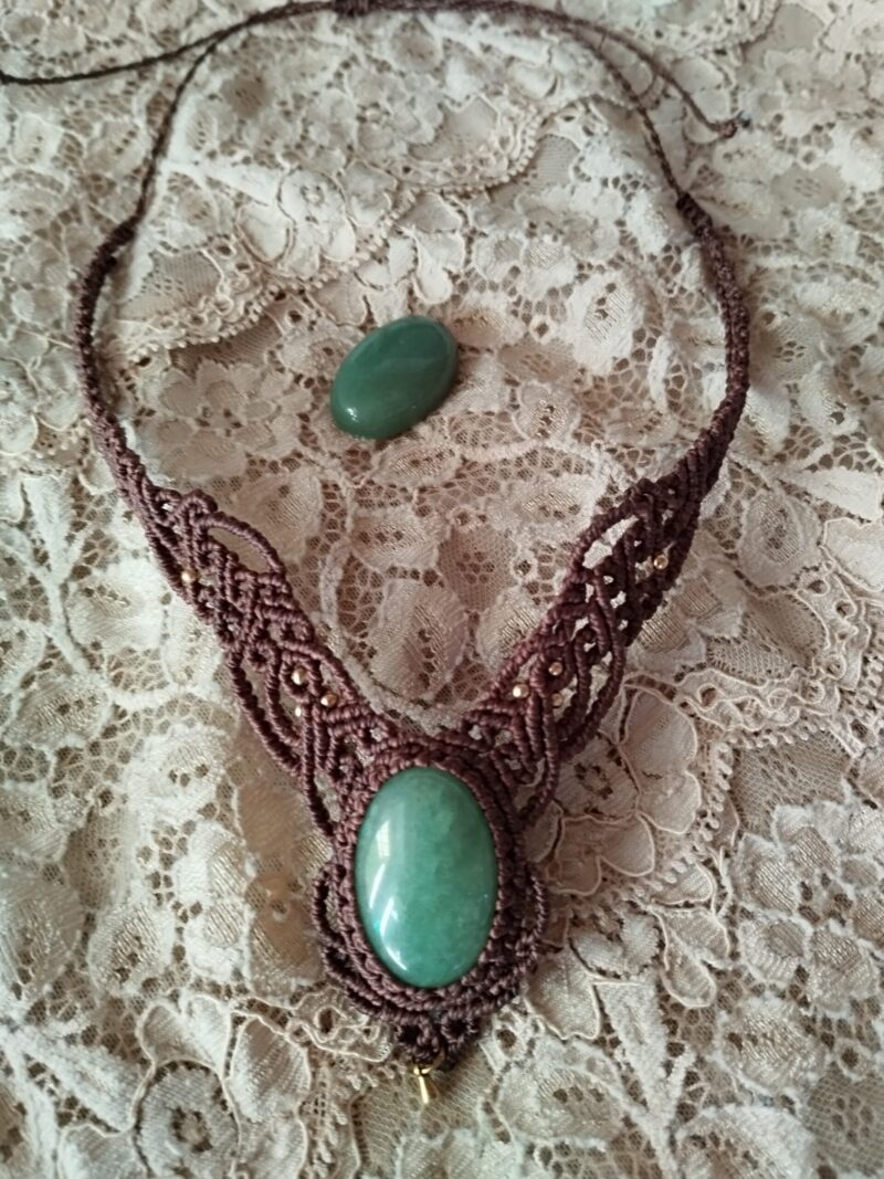 Collier dentelles en macramé marron foncé avec aventurine verte et perles laiton