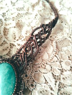 Collier dentelles en macramé marron foncé avec aventurine verte et perles laiton