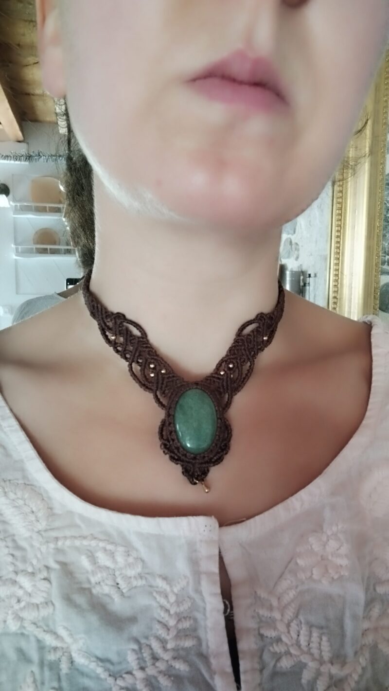Collier dentelles en macramé marron foncé avec aventurine verte et perles laiton