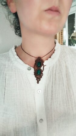 Sautoir artisanal en macramé marron avec deux agates vertes et perles laiton