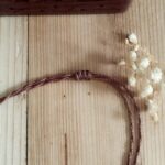 Sautoir artisanal en macramé marron avec deux agates vertes et perles laiton