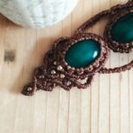 Sautoir artisanal en macramé marron avec deux agates vertes et perles laiton