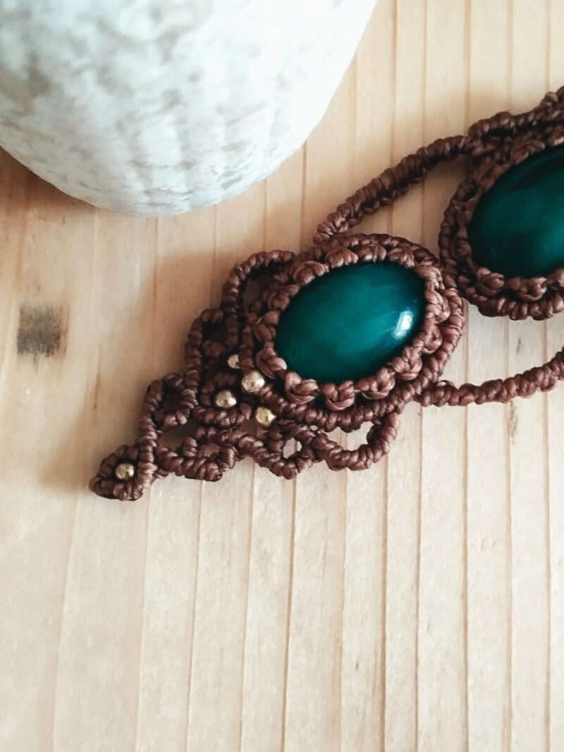 Sautoir artisanal en macramé marron avec deux agates vertes et perles laiton