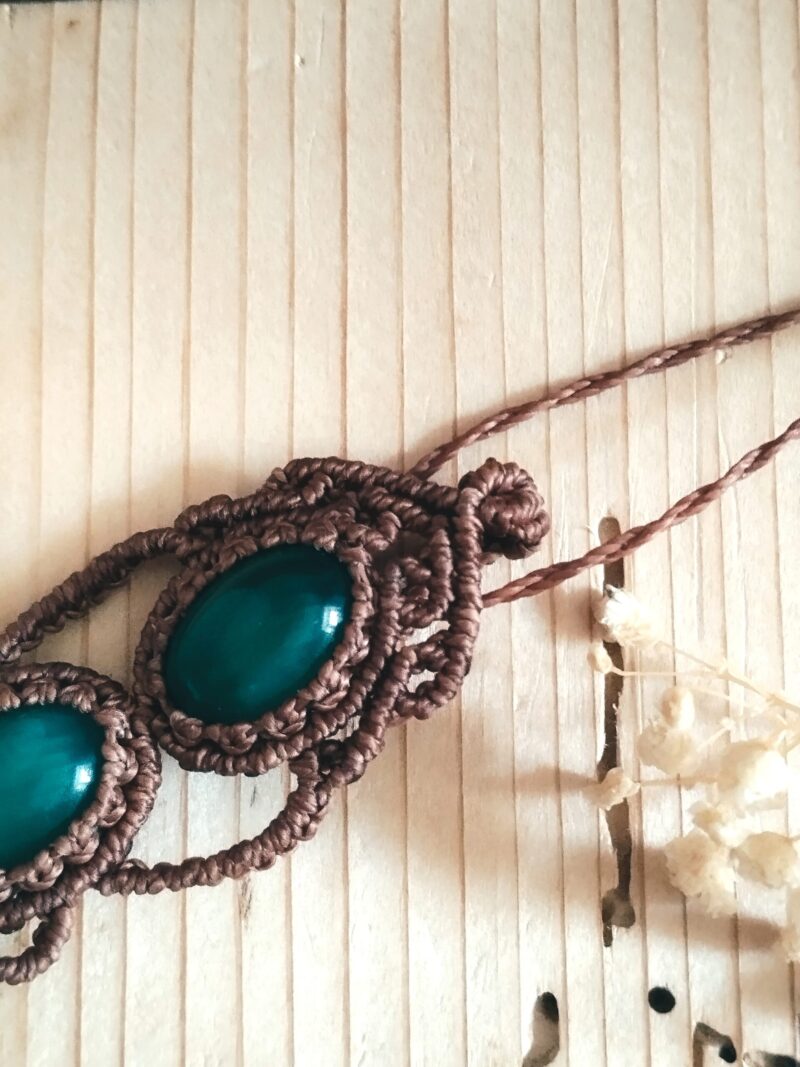 Sautoir artisanal en macramé marron avec deux agates vertes et perles laiton