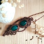 Sautoir artisanal en macramé marron avec deux agates vertes et perles laiton