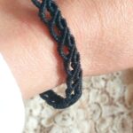 Bracelet noir réglable en macramé avec perles acier inoxydable