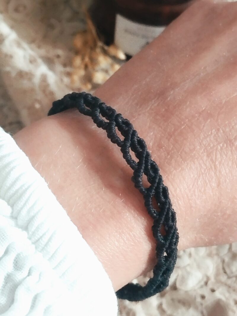 Bracelet noir réglable en macramé avec perles acier inoxydable