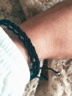 Bracelet noir réglable en macramé avec perles acier inoxydable