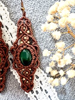 Boucles d’oreilles en macramé artisanal avec agate verte naturelle