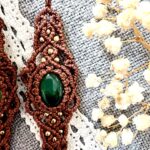 Boucles d’oreilles en macramé artisanal avec agate verte naturelle