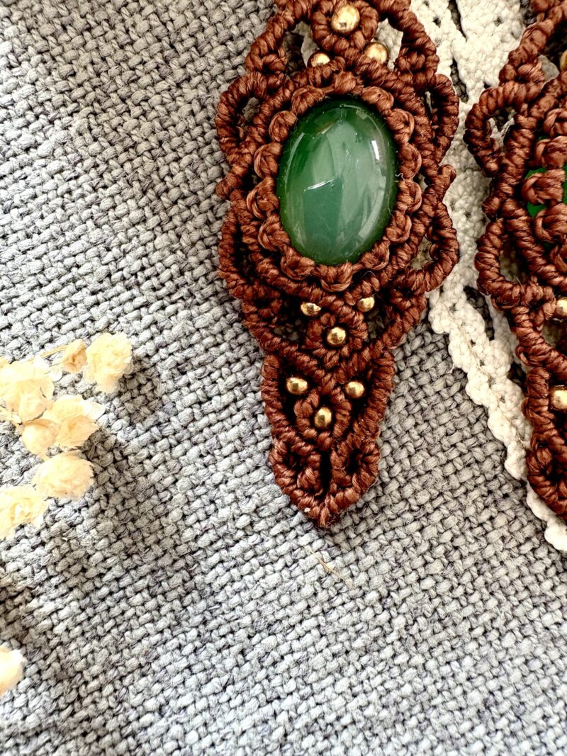 Boucles d’oreilles en macramé artisanal avec agate verte naturelle
