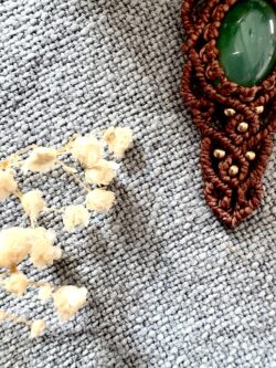 Boucles d’oreilles en macramé artisanal avec agate verte naturelle