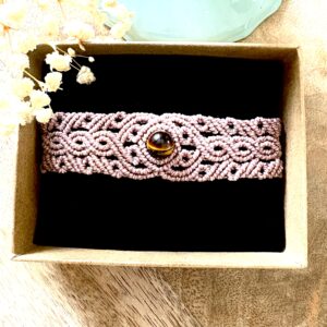 Bracelet macramé marron glacé avec perle œil de tigre et motifs arabesques
