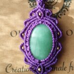 Talisman violet en macramé avec aventurine verte