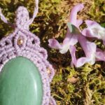Talisman lilas en macramé avec aventurine verte