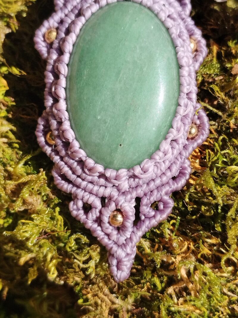Talisman lilas en macramé avec aventurine verte