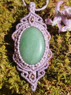 Talisman lilas en macramé avec aventurine verte