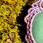 Talisman lilas en macramé avec aventurine verte