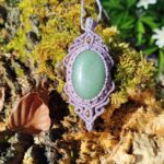 Talisman lilas en macramé avec aventurine verte
