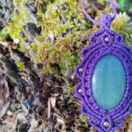 Talisman violet en macramé avec aventurine verte