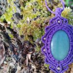 Talisman violet en macramé avec aventurine verte