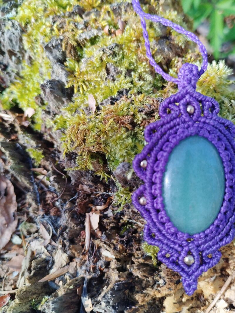 Talisman violet en macramé avec aventurine verte