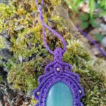 Talisman violet en macramé avec aventurine verte
