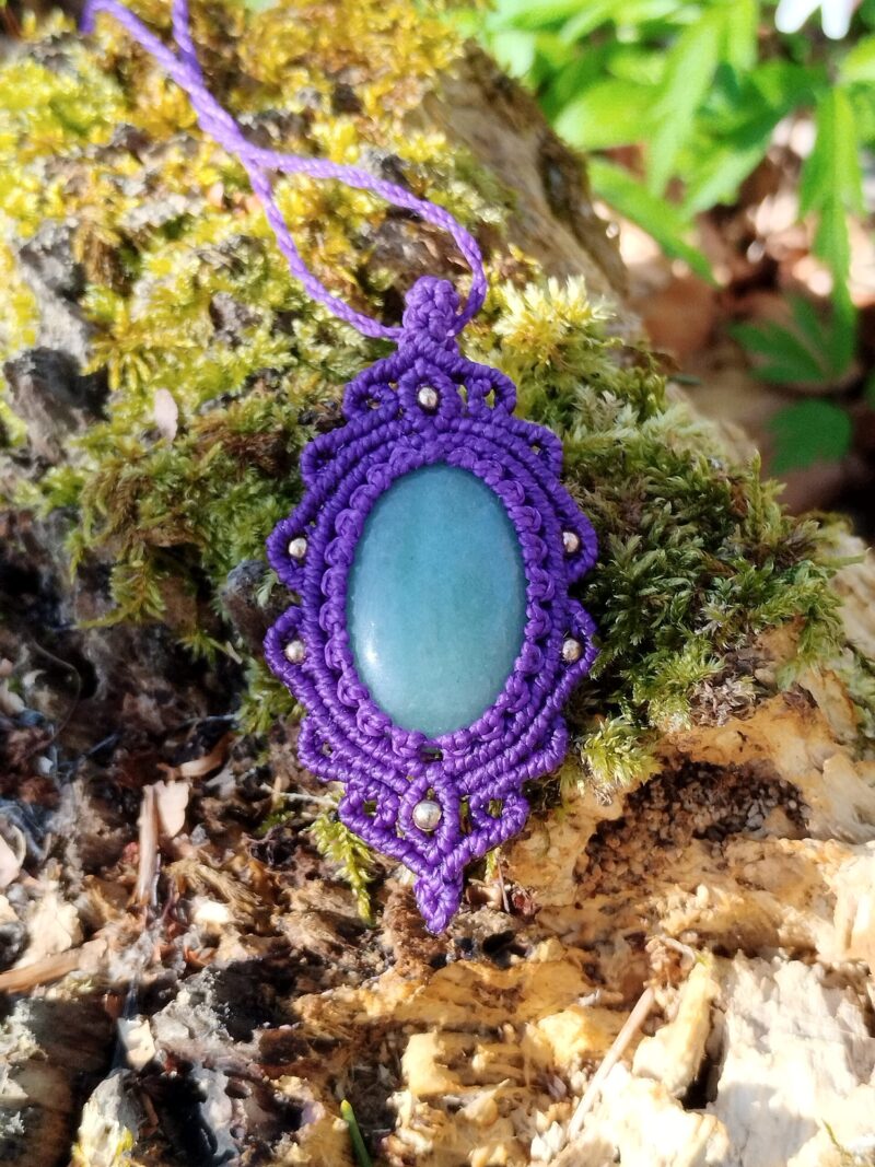 Talisman violet en macramé avec aventurine verte
