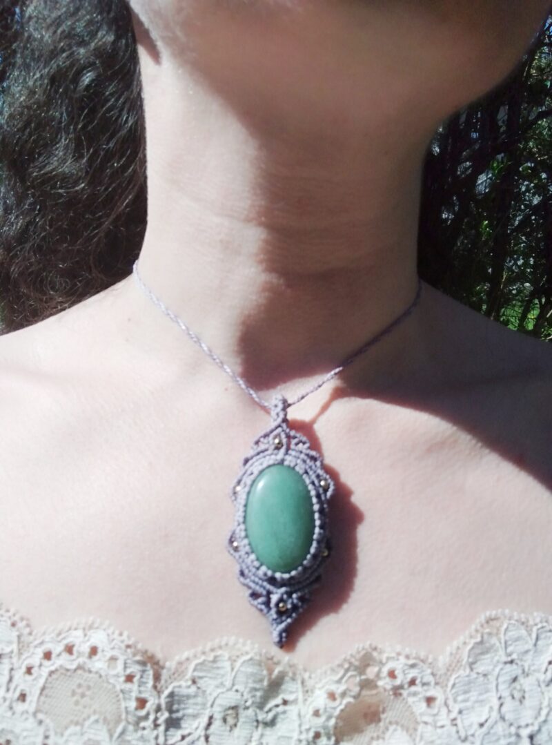 Talisman lilas en macramé avec aventurine verte
