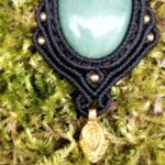 Talisman noir en macramé avec aventurine verte et breloque indienne