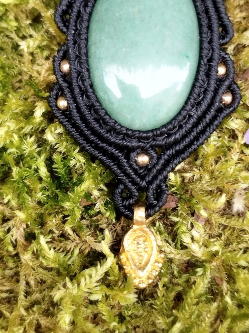 Talisman noir en macramé avec aventurine verte et breloque indienne