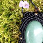 Talisman noir en macramé avec aventurine verte et breloque indienne