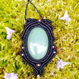 Talisman noir en macramé avec aventurine verte et breloque indienne