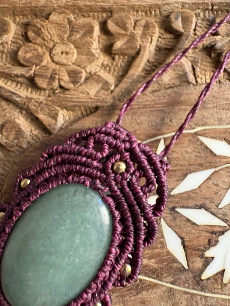 Talisman bordeaux en macramé avec aventurine verte