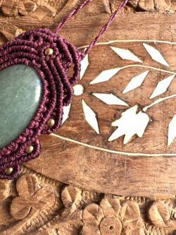Talisman bordeaux en macramé avec aventurine verte