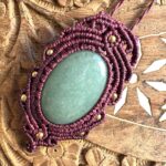 Talisman bordeaux en macramé avec aventurine verte