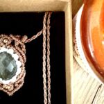 Talisman en macramé avec labradorite facettée, fil taupe et blanc