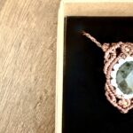 Talisman en macramé avec labradorite facettée, fil taupe et blanc